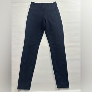 Athleta navy herrignbone pattern leggings with back zip pockets. Size XS